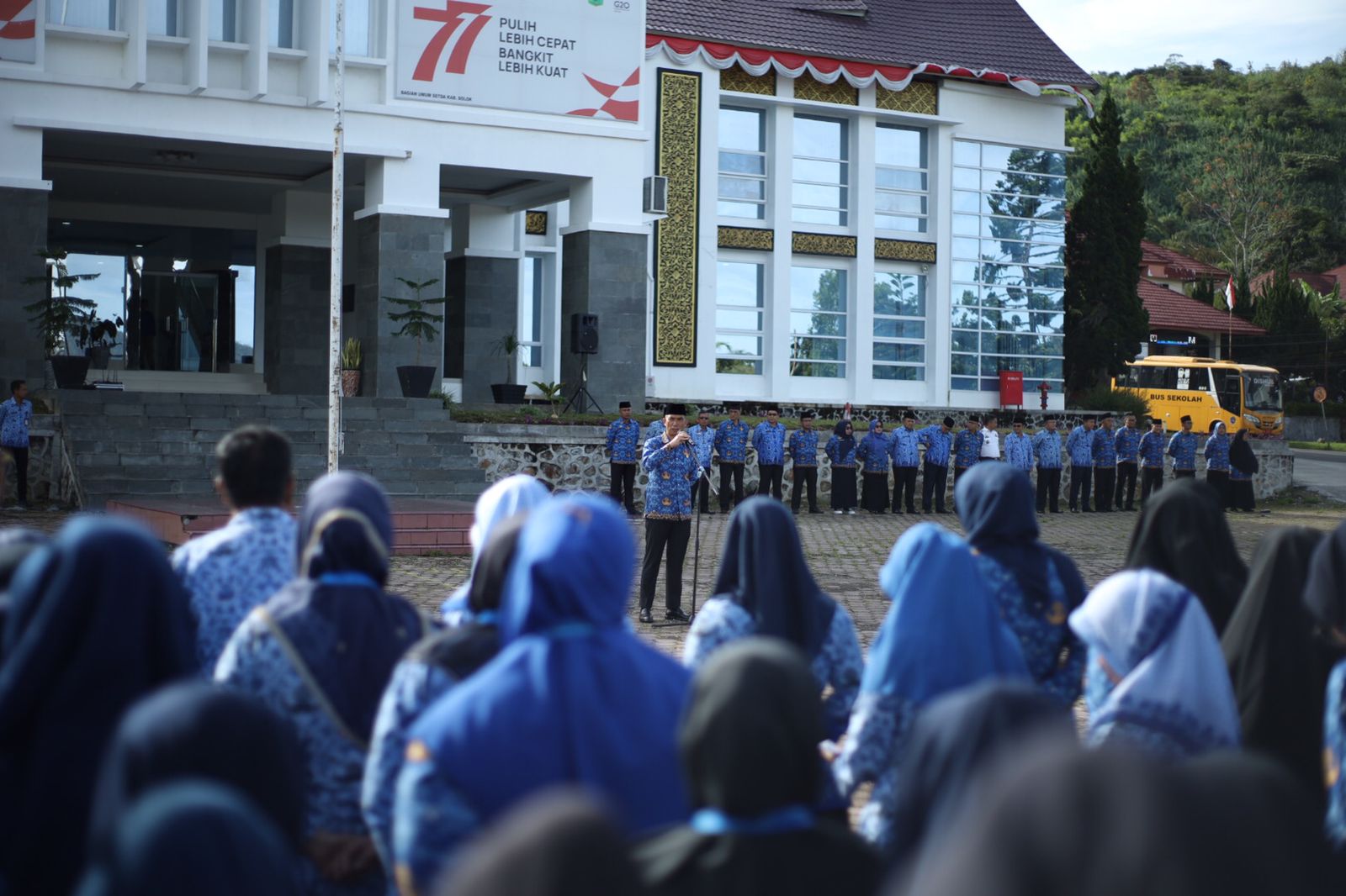 Sekretaris Daerah Kabupaten Solok, Medison memberikan arahan saat apel gabungan lingkup Pemerintah Kabupaten Solok