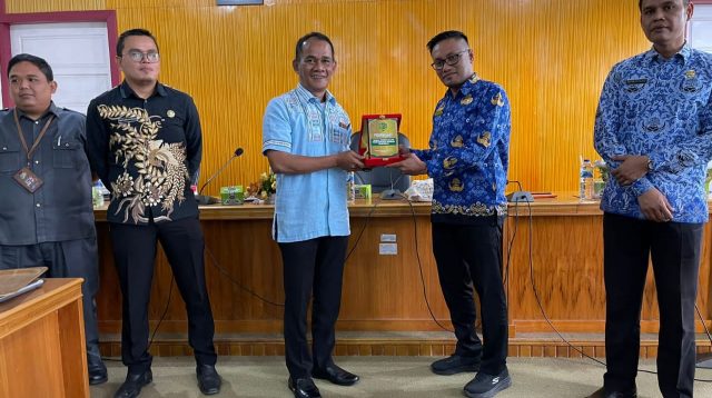 Sekretaris Badan Penelitian dan Pengembangan (Bapelitbang) Tapanuli Selatan, Syabilal Rasyid Bertukar Cinderamata Dengan Plt. Kepala Bapelitbang Kabupaten Solok, Nafri