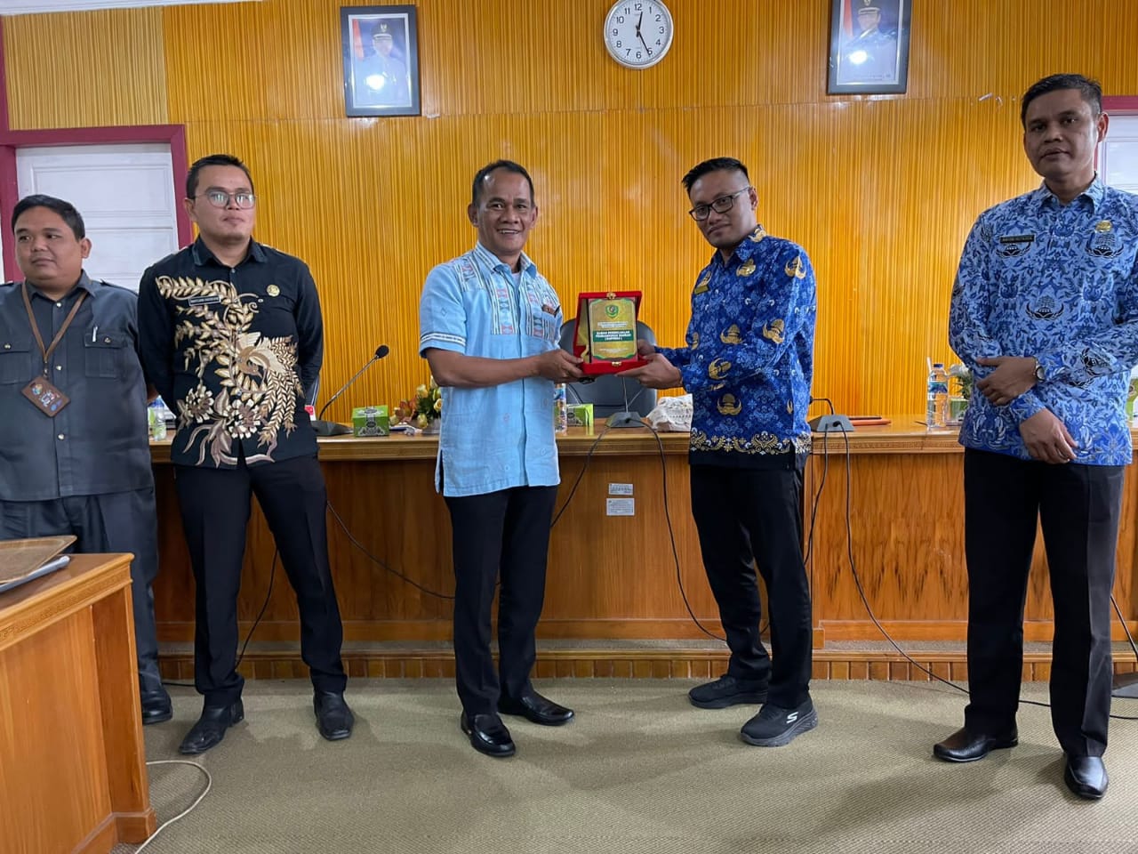 Sekretaris Badan Penelitian dan Pengembangan (Bapelitbang) Tapanuli Selatan, Syabilal Rasyid Bertukar Cinderamata Dengan Plt. Kepala Bapelitbang Kabupaten Solok, Nafri