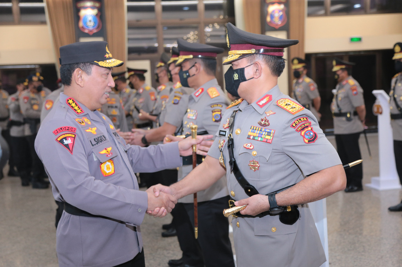 Kapolri Listyo Sigit Prabowo, melantik Irjen Pol Suharyono, sebagai Kapolda Sumbar. Pelantikan tersebut dilaksanakan di Mabes Polri, Jakarta, Selasa (18/10/2022).