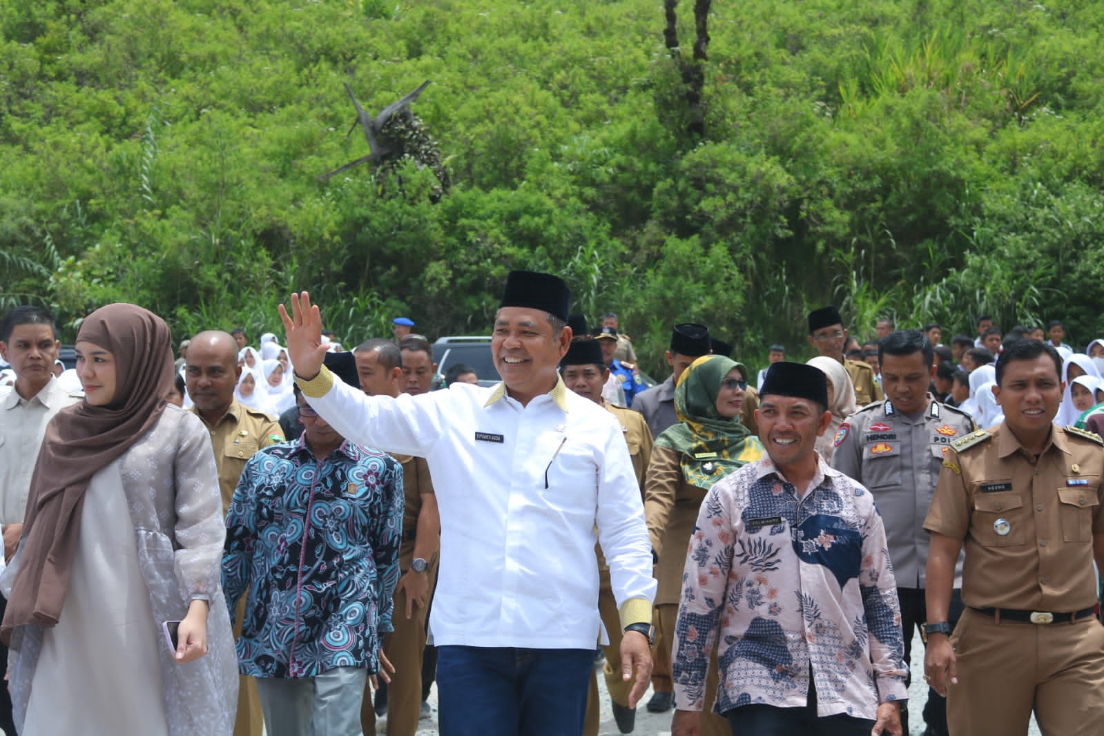 Bupati Solok, Epyardi Asda, Anggota Komisi V DPR RI, Athari Gauthi Ardi beserta rombongan saat kunjungan kerja ke Nagari Salayo Tanang Bukik Sileh