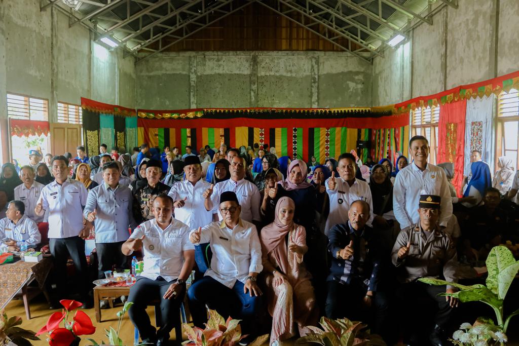 Bupati Solok, Epyardi Asda dan Anggota Komisi V DPR RI, Athari Gauthi Ardi Foto bersama Masyarakat Nagari Tikalak, Kecamatan X Koto Singkarak