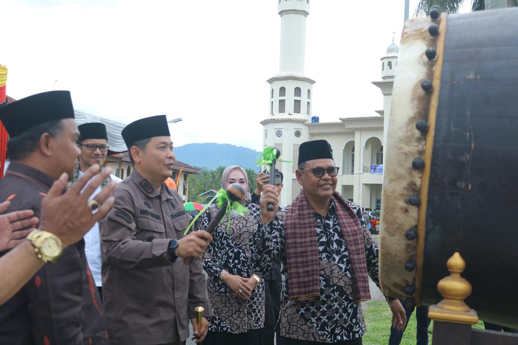 Bupati Solok, Epyardi Asda memukul bedug pertanda dimulainya pelaksanaan MTQ Nasional ke-39 Tingkat Kabupaten Solok