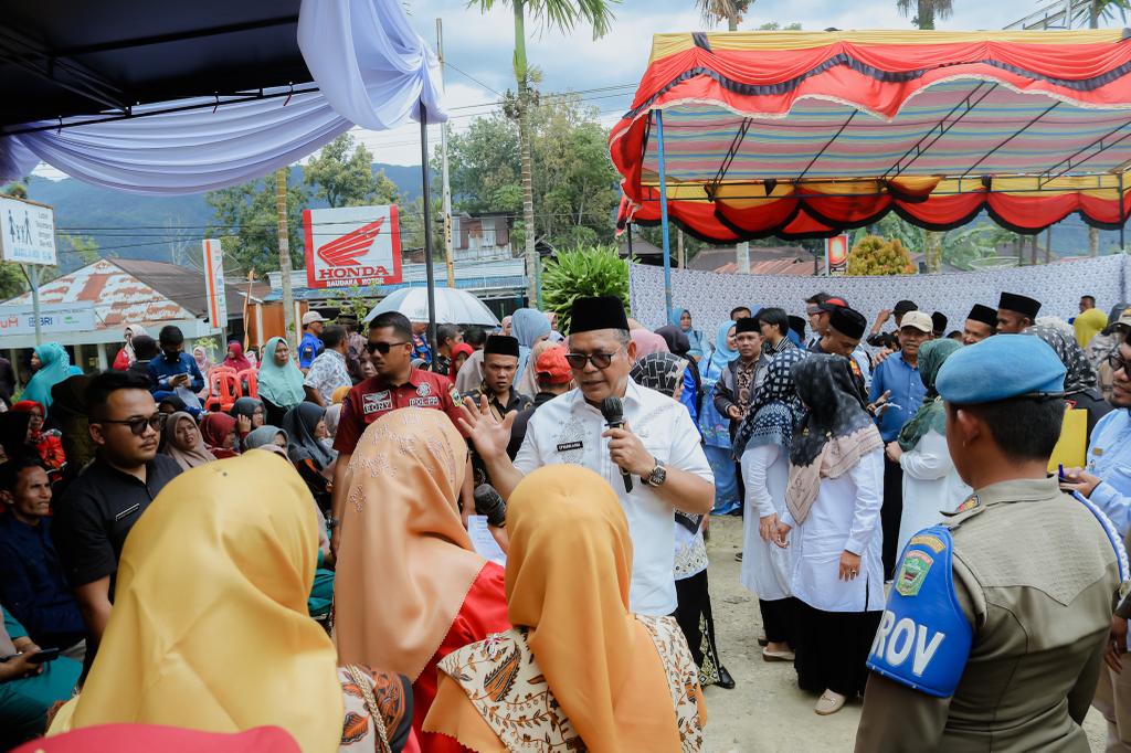 Bupati Solok, Epyardi Asda saat berdialog dengan masyarakat Nagari Surian