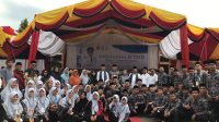 Sekda Kabupaten Solok, Medison beserta Forkopimda dan Tamu Undangan foto bersama dengan Kontingen Kecamatan X Koto Singkarak