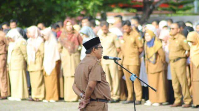 Staf Ahli Bupati bidang Pemerintah Kemasyarakatan dan SDM, Mulyadi Marcos saat menjadi pembina dalam apel pagi lingkup Pemerintah Kabupaten Solok