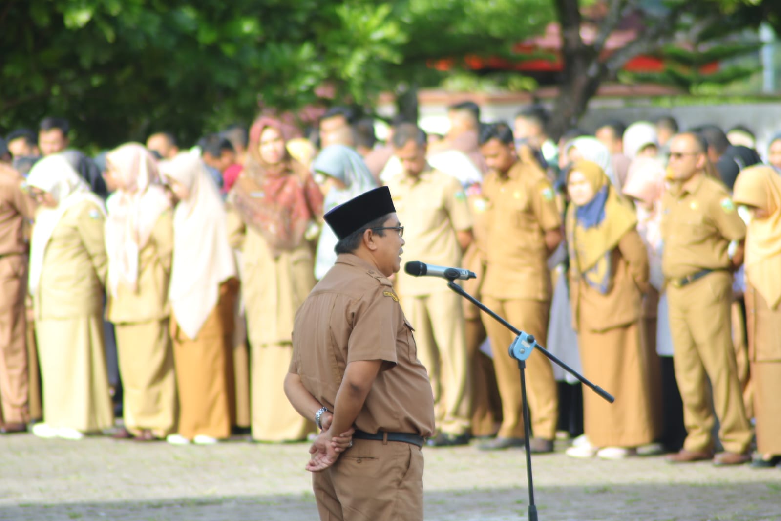 Staf Ahli Bupati bidang Pemerintah Kemasyarakatan dan SDM, Mulyadi Marcos saat menjadi pembina dalam apel pagi lingkup Pemerintah Kabupaten Solok