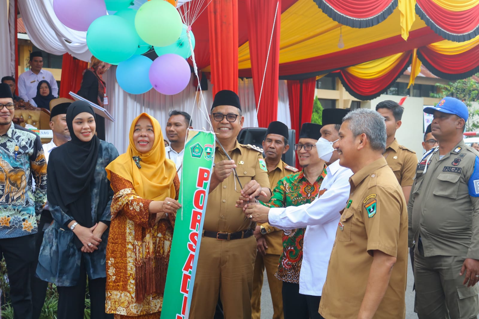 Pelepasan balon oleh Bupati Solok, Epyardi Asda menandai dimulainya Porsadin ke-V Tingkat Provinsi Sumatera Barat