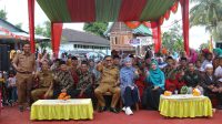 Bupati Solok, Epyardi Asda dan Komisi V DPR RI, Athari Gauthi Ardi foto bersama dengan perangkat nagari Batu Banyak