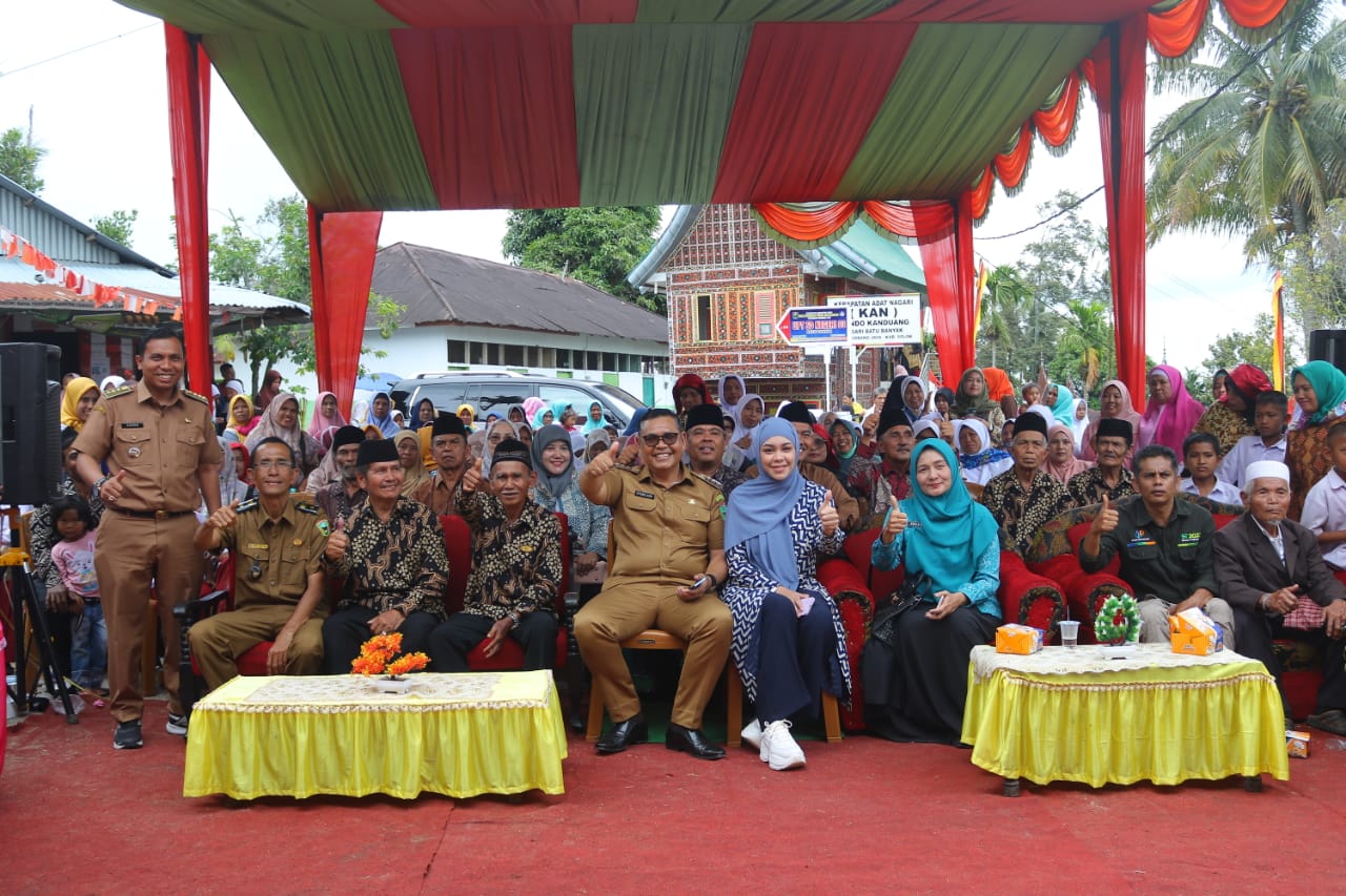 Bupati Solok, Epyardi Asda dan Komisi V DPR RI, Athari Gauthi Ardi foto bersama dengan perangkat nagari Batu Banyak