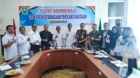 Sekretaris Daerah Kabupaten Solok, Medison foto bersama Forkopimda dan TPID Kabupaten Solok