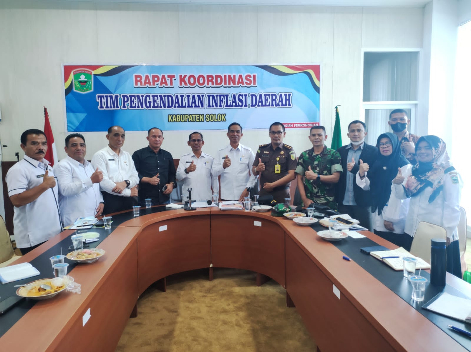 Sekretaris Daerah Kabupaten Solok, Medison foto bersama Forkopimda dan TPID Kabupaten Solok