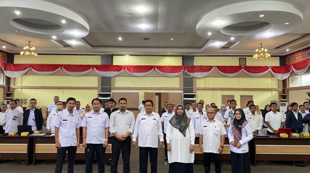 Staf Ahli bidang Pemerintah Kemasyarakatan dan SDM Kabupaten Solok, Mulyadi Marcos dan Kepala Dinas Kominfo Kabupaten Solok, Teta Midra foto bersama dengan PPID Kabupaten Solok