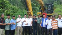 Bupati Solok, Epyardi Asda foto bersama usai Launching Excavator di Nagari Panyakalan