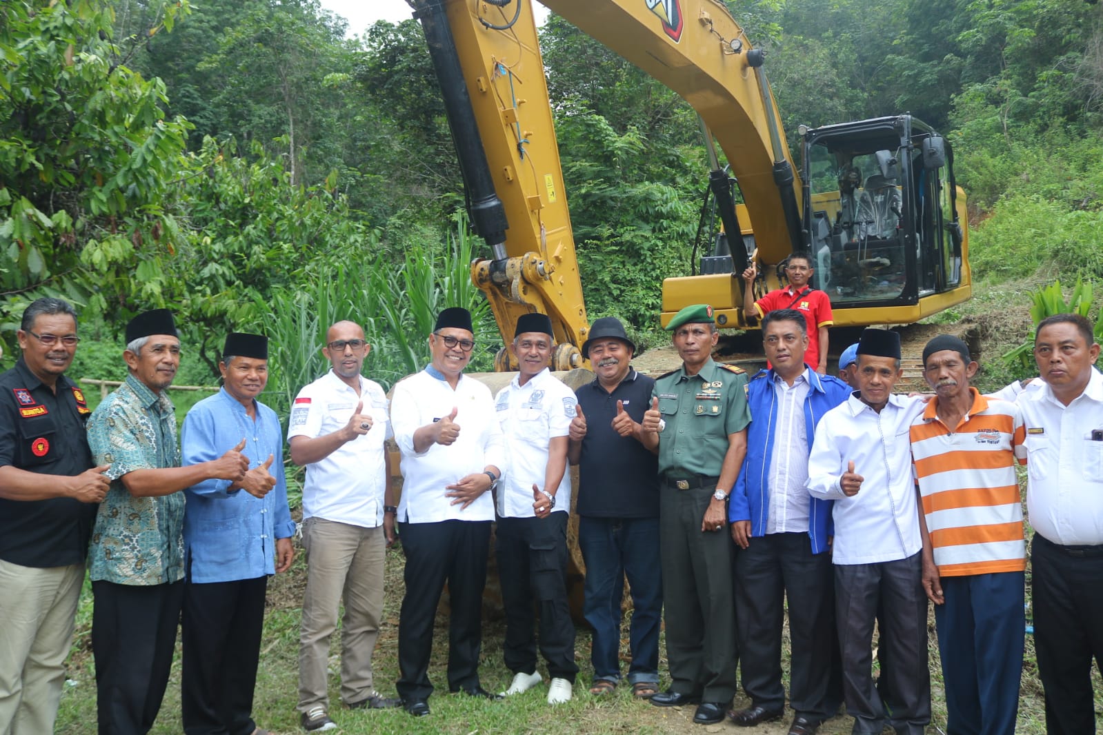 Bupati Solok, Epyardi Asda foto bersama usai Launching Excavator di Nagari Panyakalan