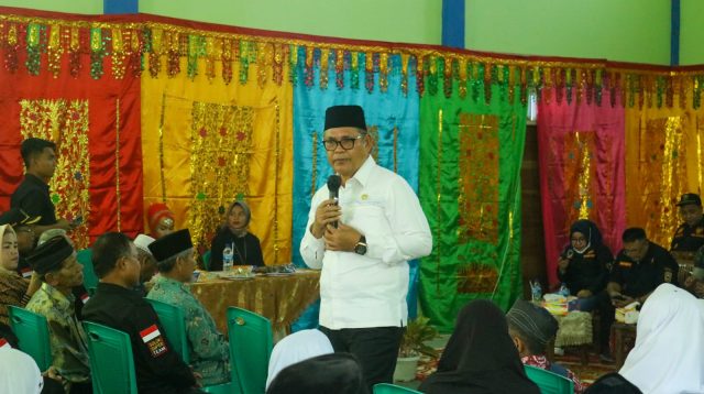 Bupati Solok, Epyardi Asda saat berdialog dengan masyarakat Nagari Taruang-Taruang, Kecamatan IX Koto Sungai Lasi