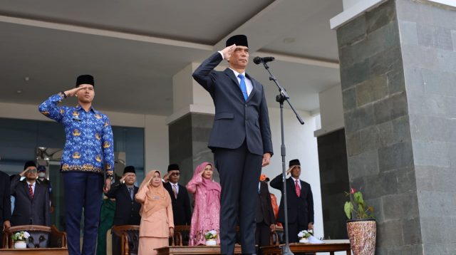 Sekretaris Daerah Kabupaten Solok, Medison saat memimpin upacara Peringatan Hari Sumpah Pemuda ke-94 Tingkat Kabupaten Solok