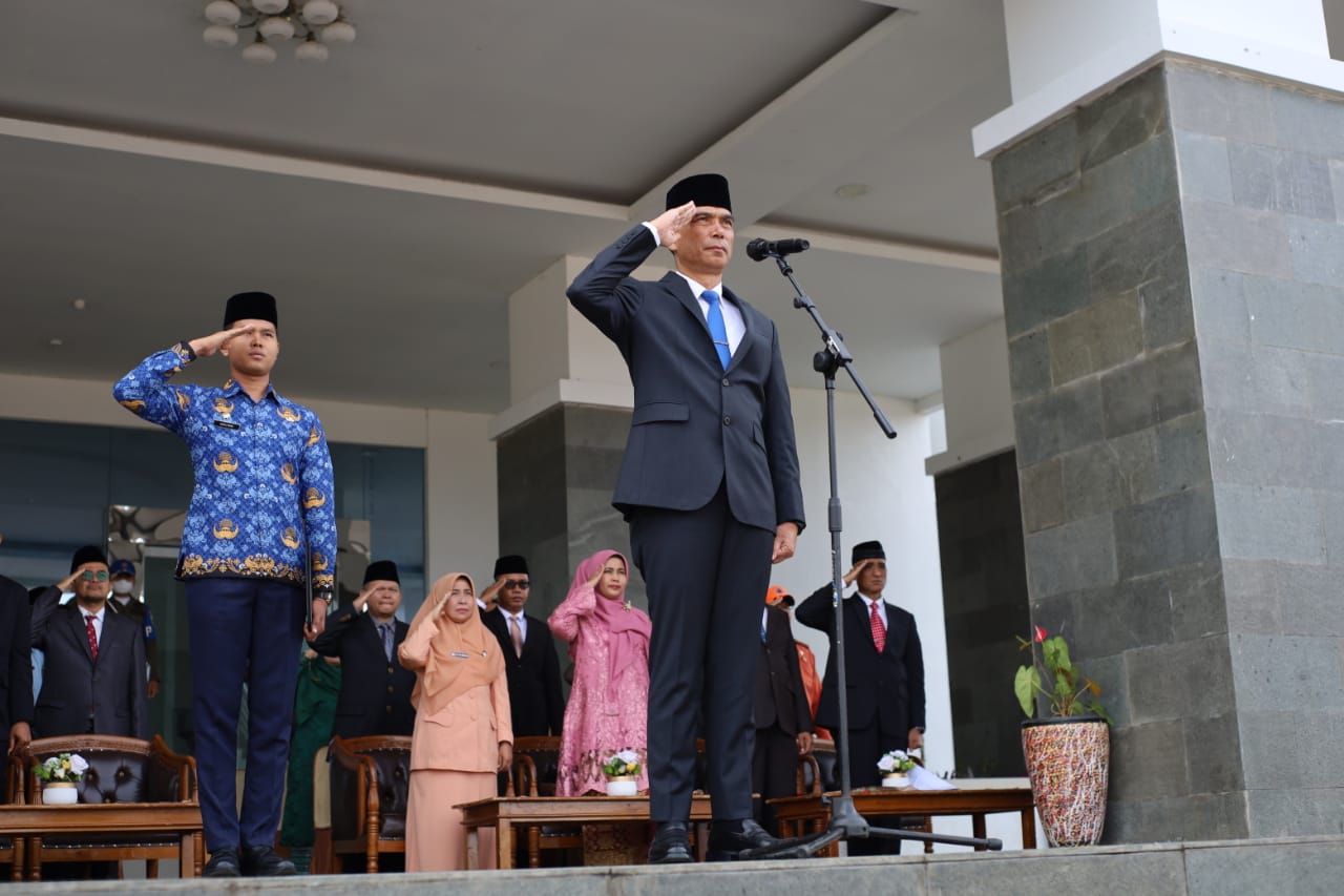 Sekretaris Daerah Kabupaten Solok, Medison saat memimpin upacara Peringatan Hari Sumpah Pemuda ke-94 Tingkat Kabupaten Solok