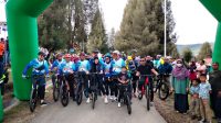 Bupati Solok, Epyardi Asda, Ketua TP PKK Kabupaten Solok, Ny.Emiko Epyardi Asda dan Anggota Komisi V DPR RI, foto bersama sebelum pelepasan peserta Gowes Salingka Danau