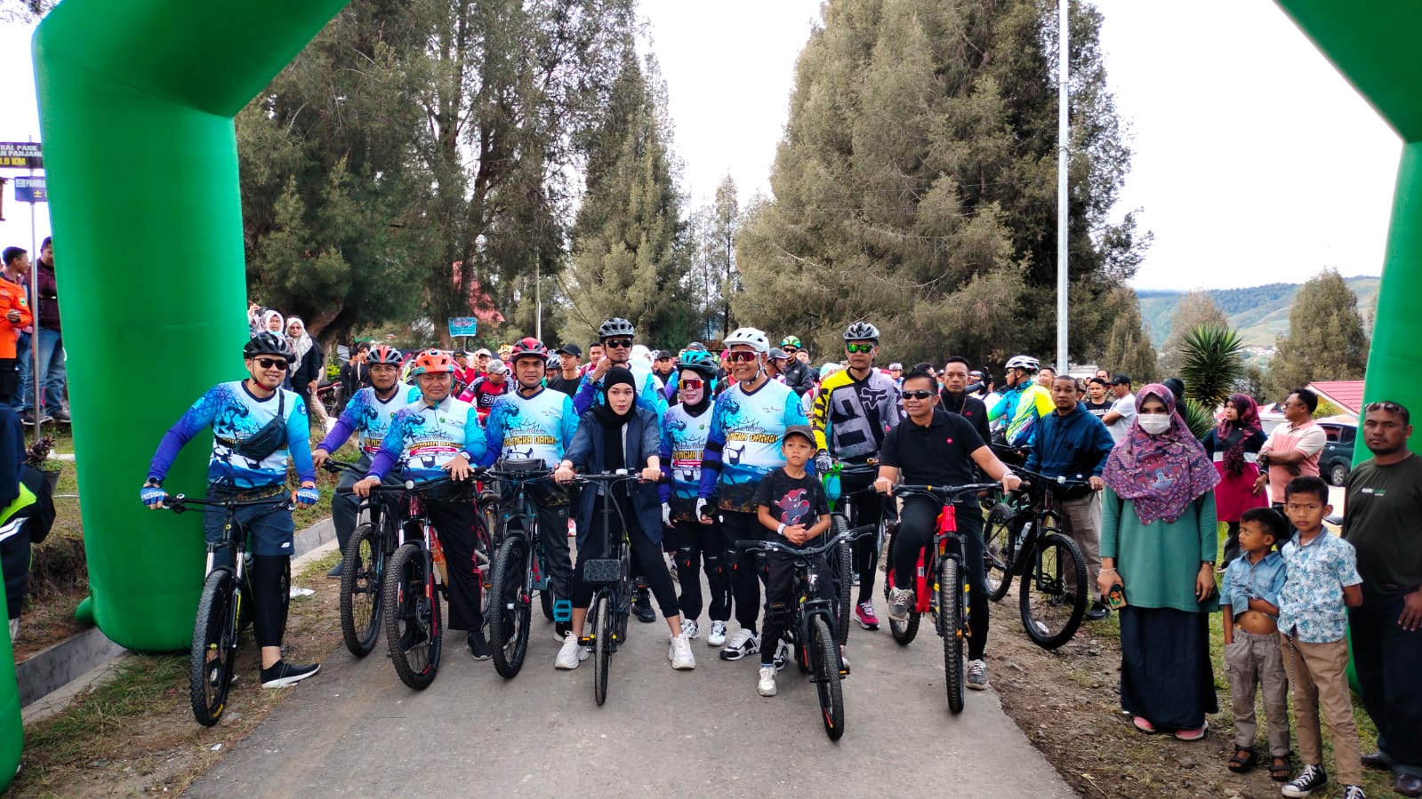 Bupati Solok, Epyardi Asda, Ketua TP PKK Kabupaten Solok, Ny.Emiko Epyardi Asda dan Anggota Komisi V DPR RI, foto bersama sebelum pelepasan peserta Gowes Salingka Danau