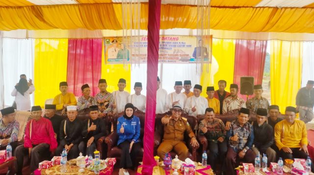 Bupati Solok, Epyardi Asda, Anggota Komisi V DPR RI, Athari Gauthi Ardi foto bersama usai peresmian Pasar Nagari Batang Barus dan Launching Excavator