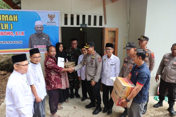 Kapolres Solok, AKBP Apri Wibowo, SIK, SH, MH, menyerahkan kunci rumah warga yang telah direhab