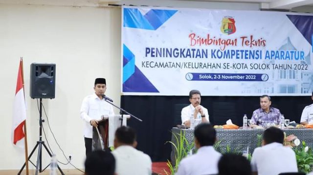 Wakil Wali Kota Solok, Ramadhani Kirana Putra membuka Bimbingan Teknis Peningkatan Kompetensi Aparatur Kecamatan dan Kelurahan