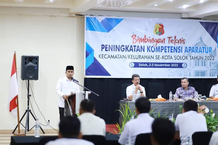 Wakil Wali Kota Solok, Ramadhani Kirana Putra membuka Bimbingan Teknis Peningkatan Kompetensi Aparatur Kecamatan dan Kelurahan