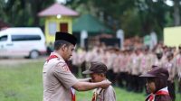 Wakil Walikota Solok selaku ketua Kwarcab Pramuka Kota Solok, Ramadhani Kirana Putra saat memasangkan kokarde kepada peserta Pesta Siaga Gugus VI