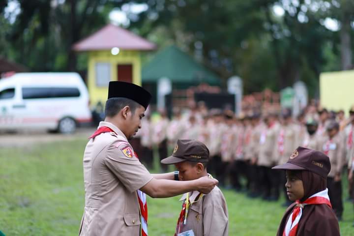 Wakil Walikota Solok selaku ketua Kwarcab Pramuka Kota Solok, Ramadhani Kirana Putra saat memasangkan kokarde kepada peserta Pesta Siaga Gugus VI