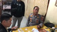 Kasat Narkoba Polres Solok, Iptu Oon Kurnia Ilahi memeriksa BB 24 Paket Sabu Tak bertuan