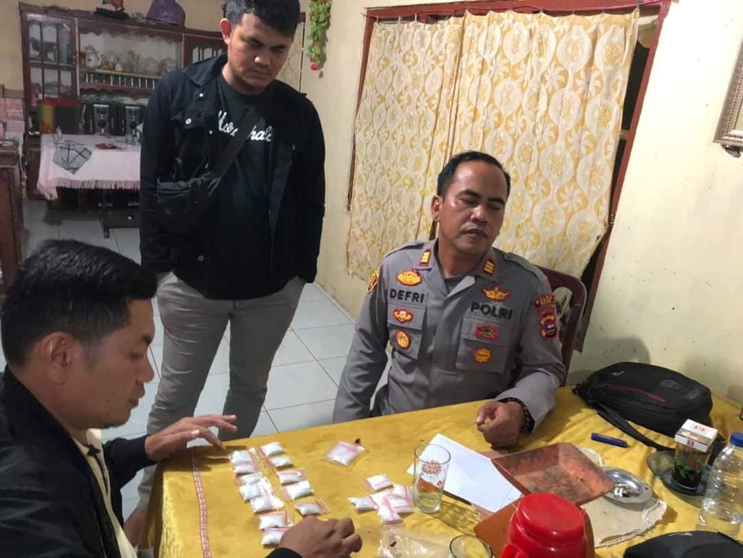 Kasat Narkoba Polres Solok, Iptu Oon Kurnia Ilahi memeriksa BB 24 Paket Sabu Tak bertuan