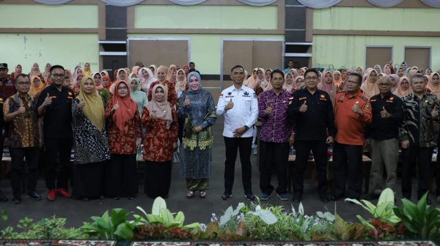 Sekda Kabupaten Solok, Medison, Penasehat DWP Kabupaten Solok, Ny.Emiko Epyardi Asda foto bersama usai pembukaan acara