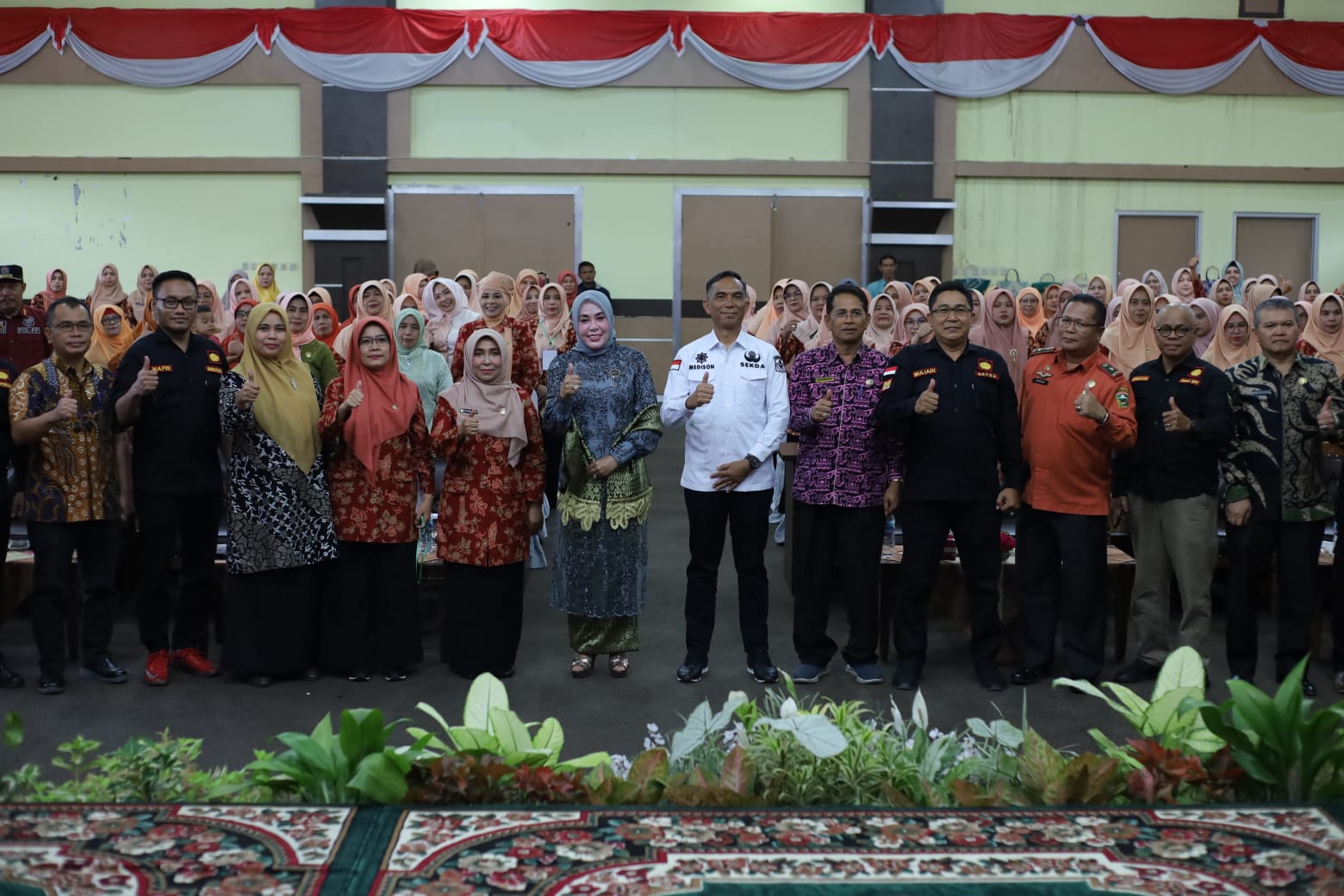 Sekda Kabupaten Solok, Medison, Penasehat DWP Kabupaten Solok, Ny.Emiko Epyardi Asda foto bersama usai pembukaan acara