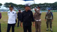 Bupati Solok, Epyardi Asda dan Sekda Medison, saat meninjau kesiapan Bupati Solok Cup di Gor Tuangku Tabiang, Batu Batupang