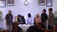 Wali Kota Solok, Zul Elfian Umar dan Ketua Yayasan Universitas Mahaputra Muhammad Yamin (UMMY) Solok, Suryadi Asmi menandatangani surat perjanjian sewa menyewa bangunan Sanggar Kegiatan Belajar (SKB) Solok