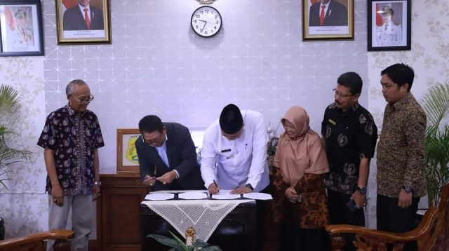 Wali Kota Solok, Zul Elfian Umar dan Ketua Yayasan Universitas Mahaputra Muhammad Yamin (UMMY) Solok, Suryadi Asmi menandatangani surat perjanjian sewa menyewa bangunan Sanggar Kegiatan Belajar (SKB) Solok