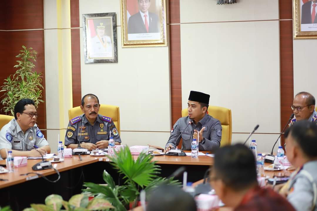 Wakil Walikota Solok, Ramadhani Kirana Putra saat Rapat Koordinasi Forum Komunikasi Lalu Lintas dan Angkutan Jalan ( LLAJ) Kota Solok Tahun 2022.