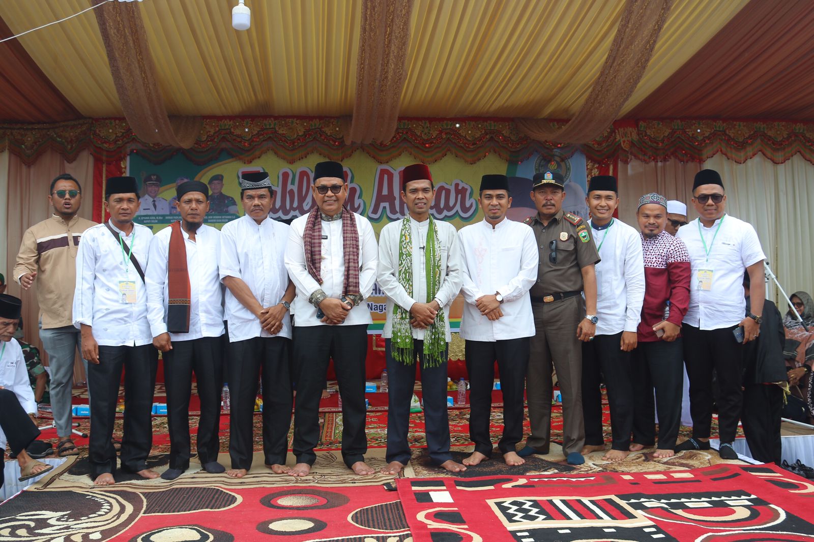 Bupati Solok, Epyardi Asda dan Ustad Abdul Somad foto bersama dengan tamu undangan