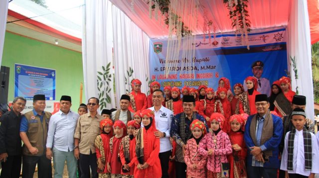 Sekda Kabupaten Solok, Medison foto bersama usai launching Nagari Inggirih serta launching excavator di Nagari Jawi-Jawi Guguak