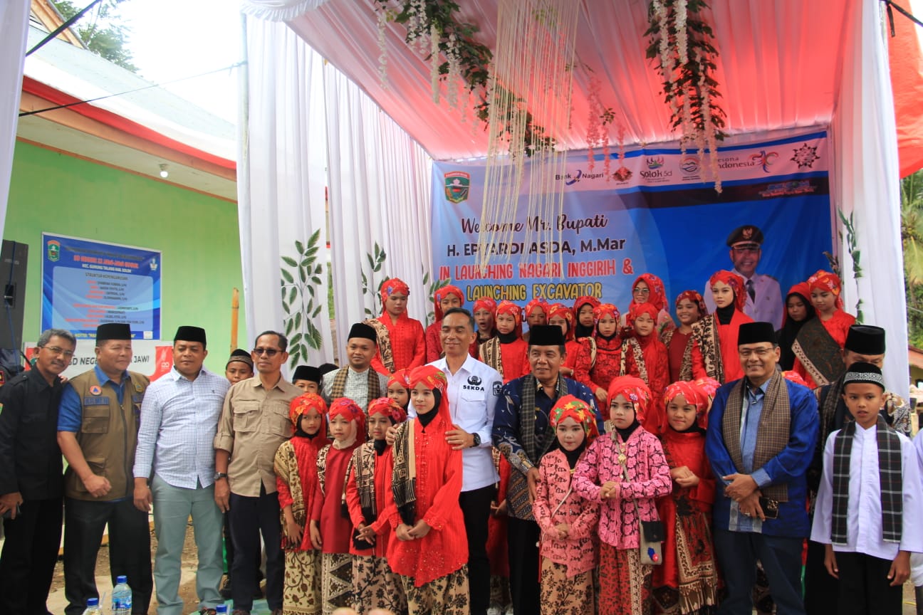 Sekda Kabupaten Solok, Medison foto bersama usai launching Nagari Inggirih serta launching excavator di Nagari Jawi-Jawi Guguak