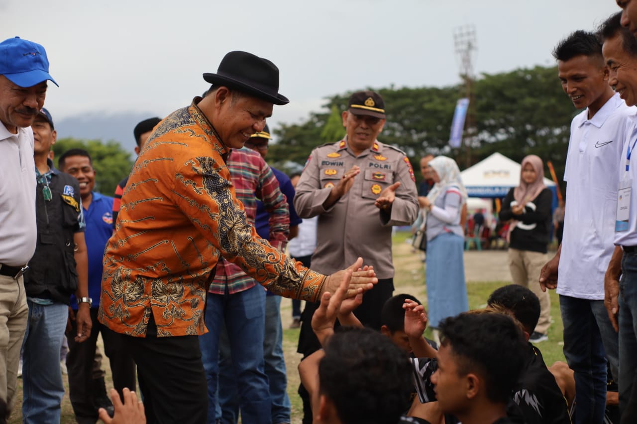 Bupati Solok, Epyardi Asda turun langsung menyalami dan menyemangati tim peserta dalam turnamen sepakbola Bupati Solok Cup Tahun 2022