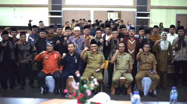 Foto bersama Bupati Solok, Epyardi Asda dengan Ketua KAN se-Kabupaten Solok