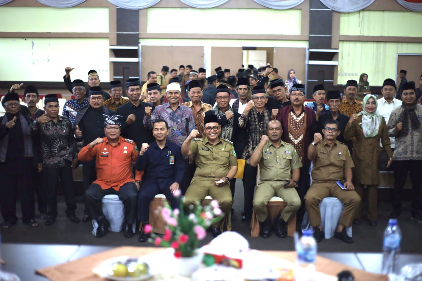 Foto bersama Bupati Solok, Epyardi Asda dengan Ketua KAN se-Kabupaten Solok