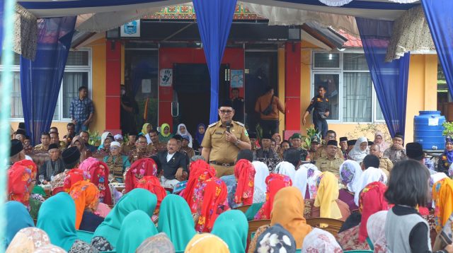 Bupati Solok, Epyardi Asda saat berdialog dengan masyarakat Nagari Koto Gadang Guguak