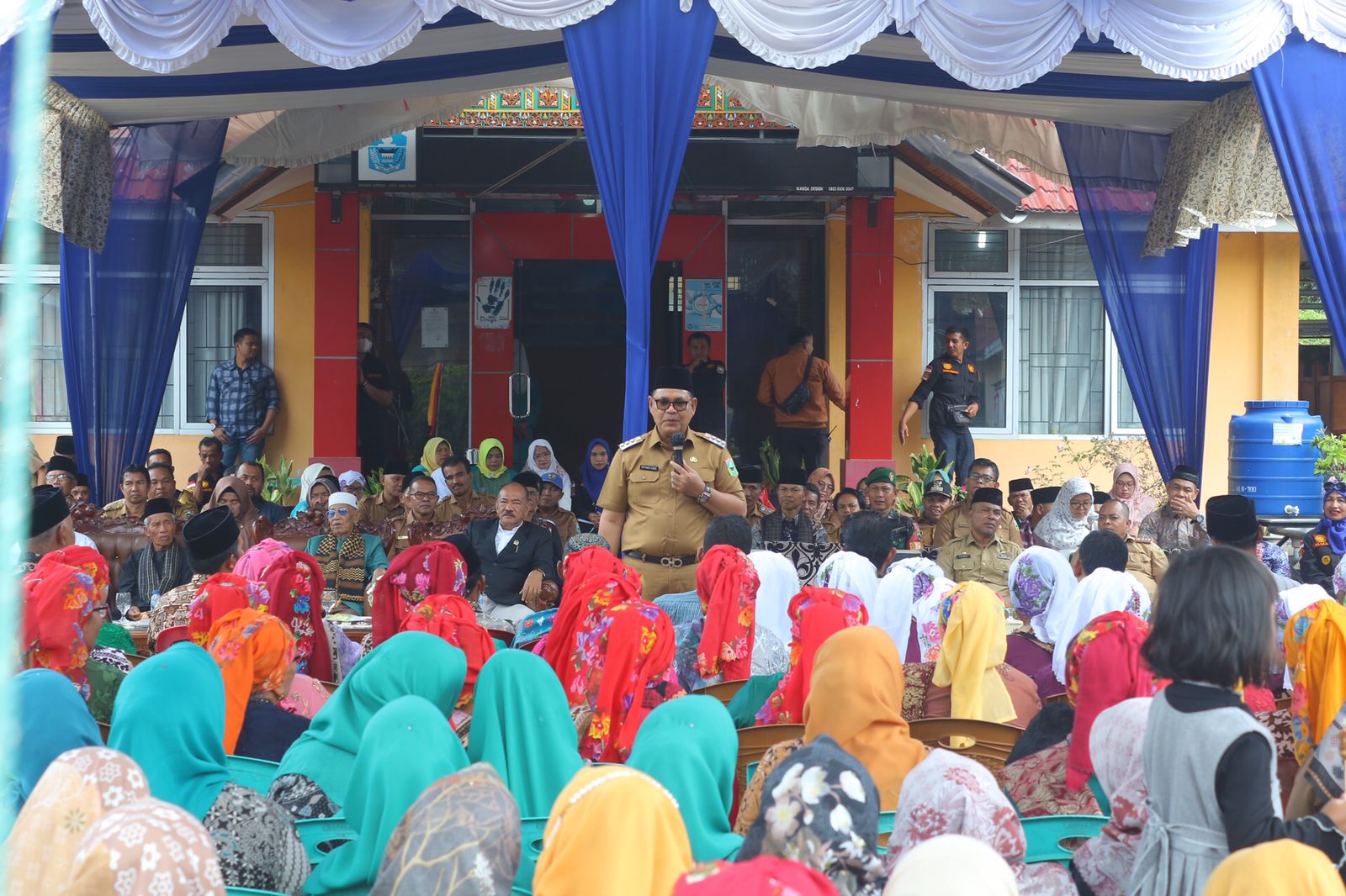 Bupati Solok, Epyardi Asda saat berdialog dengan masyarakat Nagari Koto Gadang Guguak