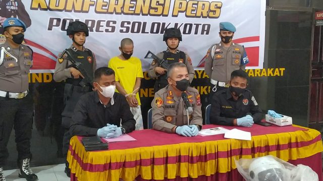 Kapolres Solok Kota, AKBP Ahmad Fadilan saat konferensi pers penangkapan pelaku pembunuhan di Muara Panas