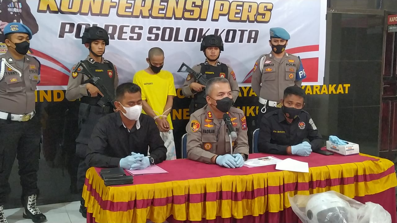 Kapolres Solok Kota, AKBP Ahmad Fadilan saat konferensi pers penangkapan pelaku pembunuhan di Muara Panas