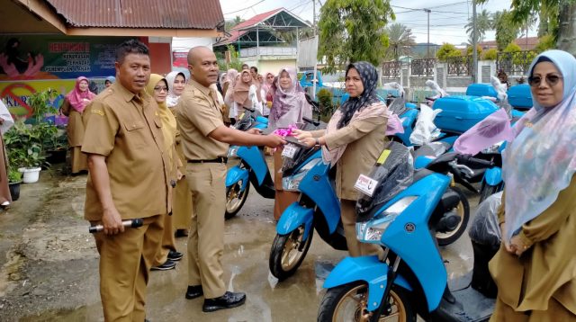 Asisten I Sekda Kabupaten Solok, Syahrial menyerahkan secara simbolis kunci kendaraan dinas kepada PLKB Kabupaten Solok