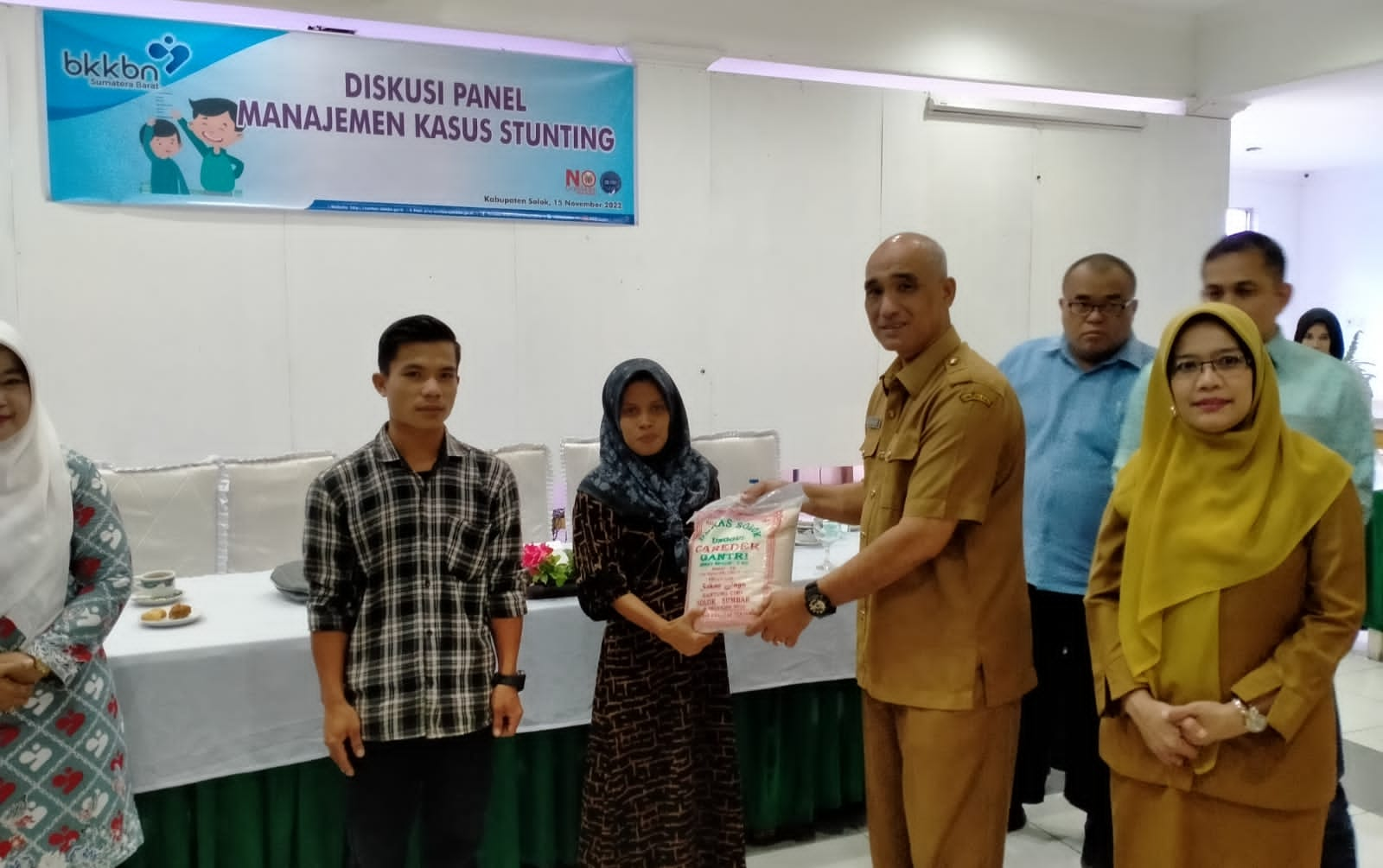 Staf ahli bupati, Eva Nasri memberikan bantuan kepada salah satu keluarga sasaran usia membuka kegiatan diskusi panel manajemen kasus Stunting ke II Kabupaten Solok Tahun 2022